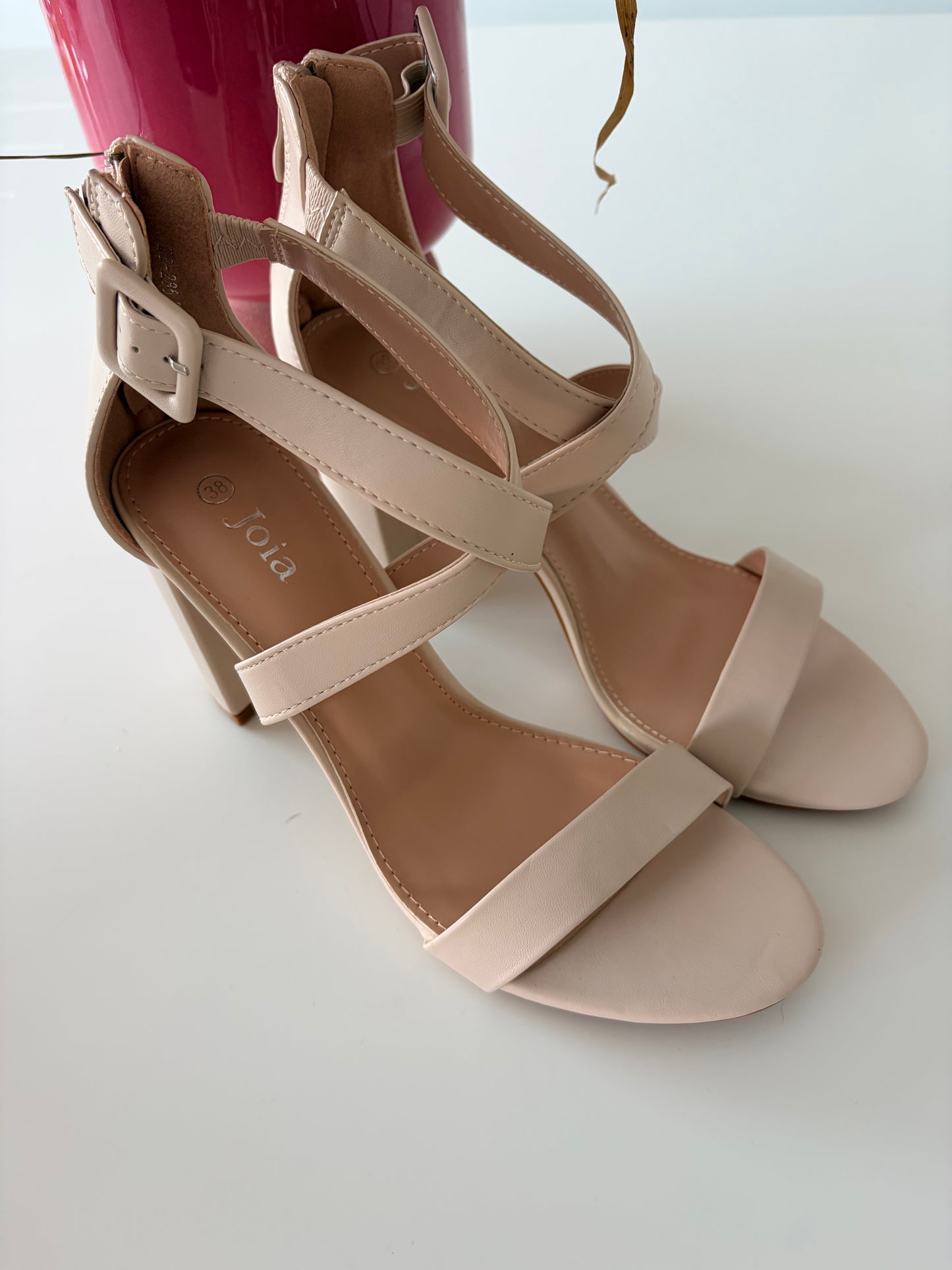 Sandalen in ecru kleur