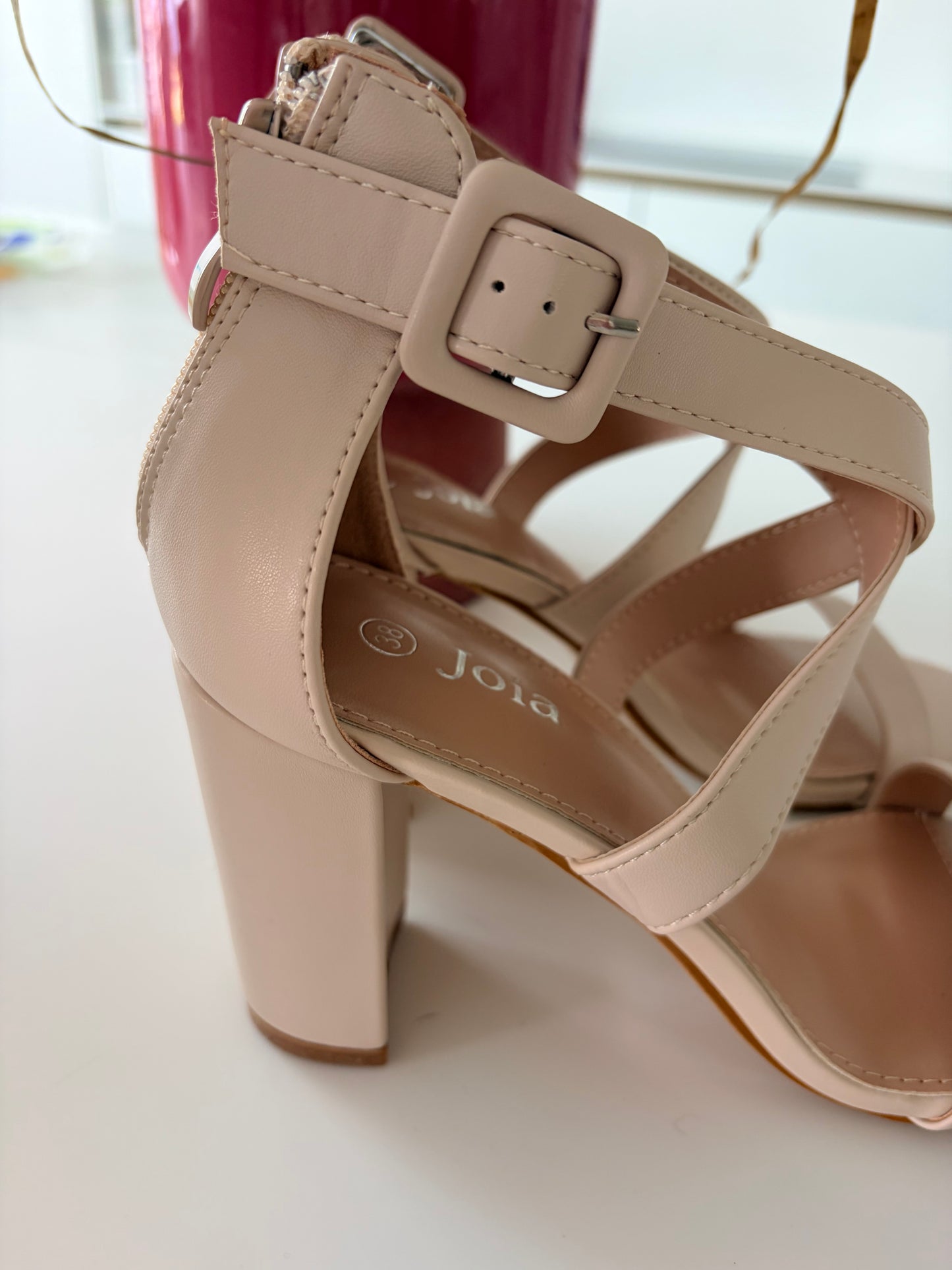Sandalen in ecru kleur