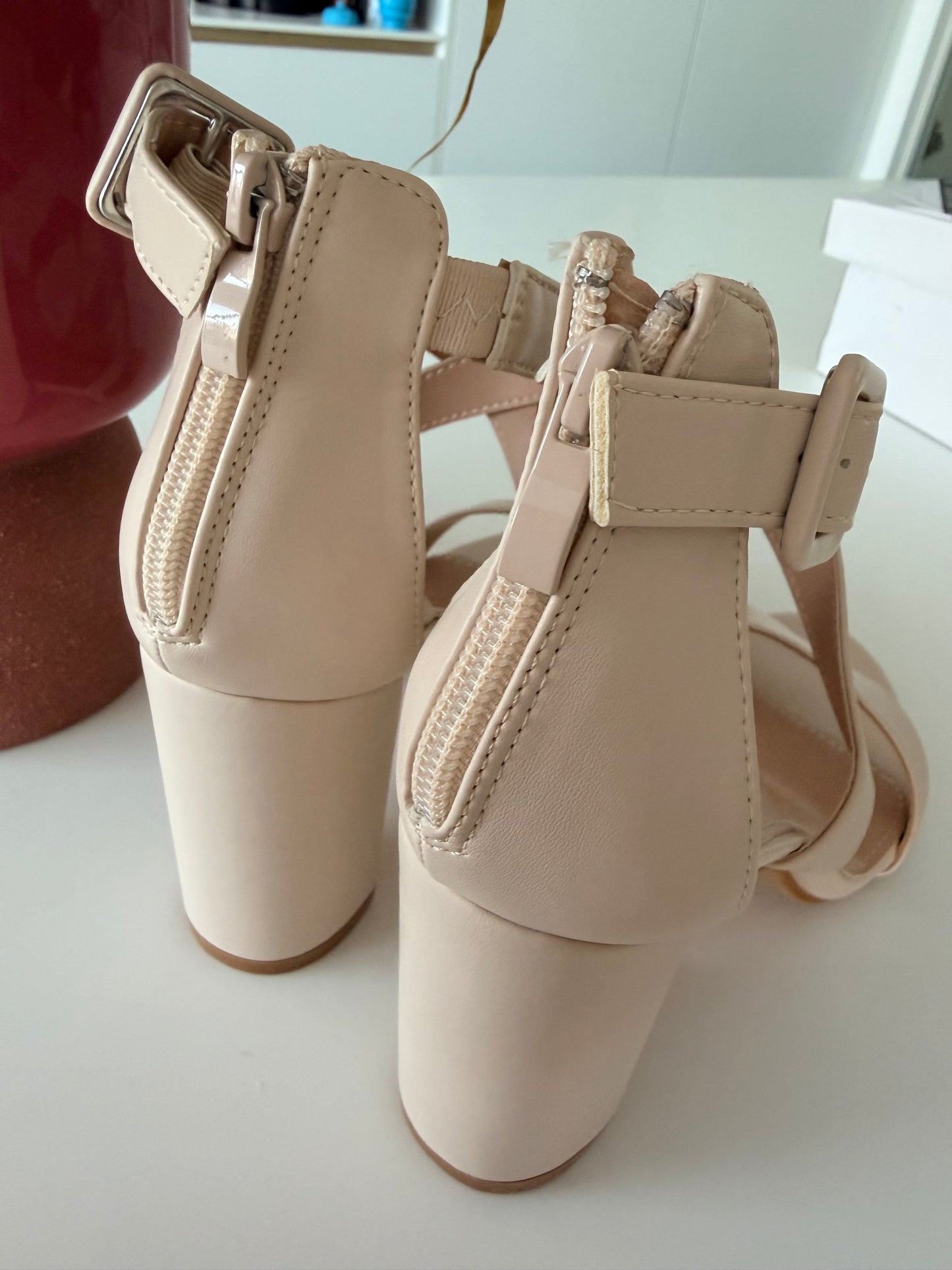 Sandalen in ecru kleur